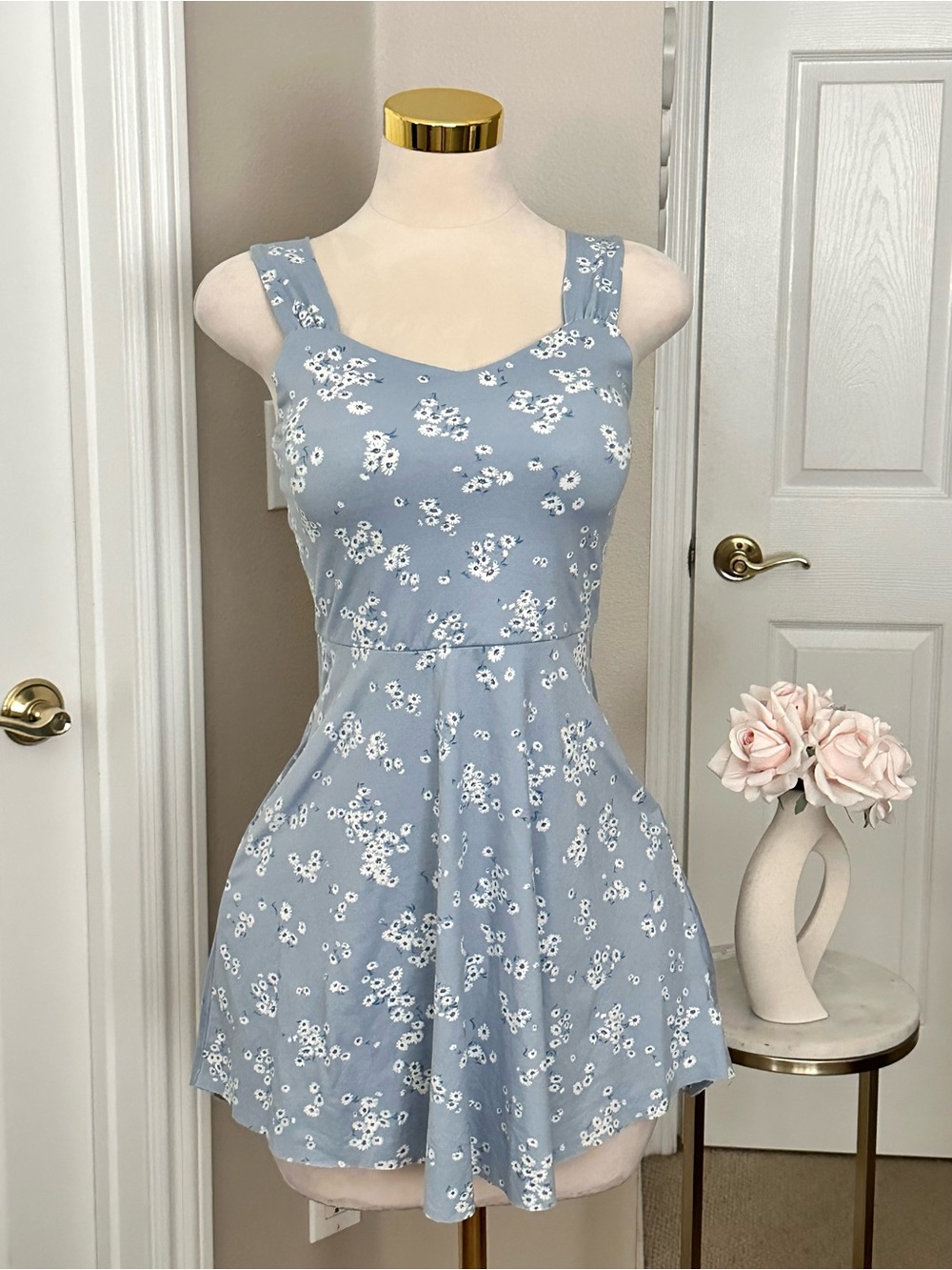 French Grey Powder Blue White Floral Mini Dress w/ Sweetheart Neckline Sz S
